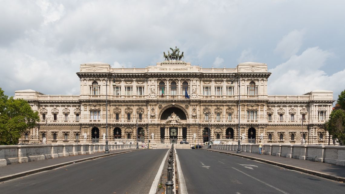 Il Palazzo di Giustizia visto dal ponte Umberto I