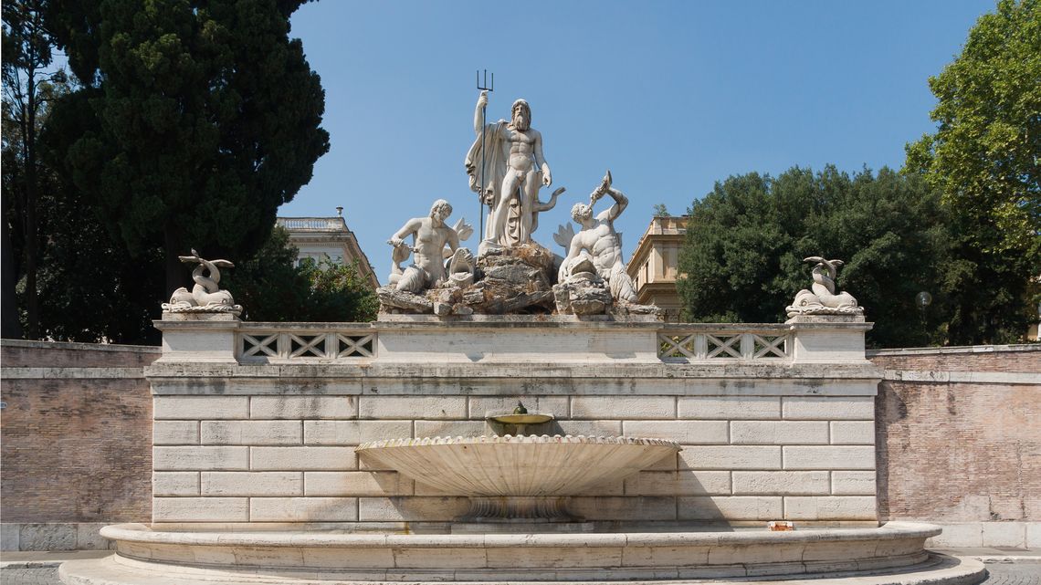 La fontana del Nettuno a piazza del Popolo: il gruppo di marmo col tridente sopra il muro, i pini e il cielo