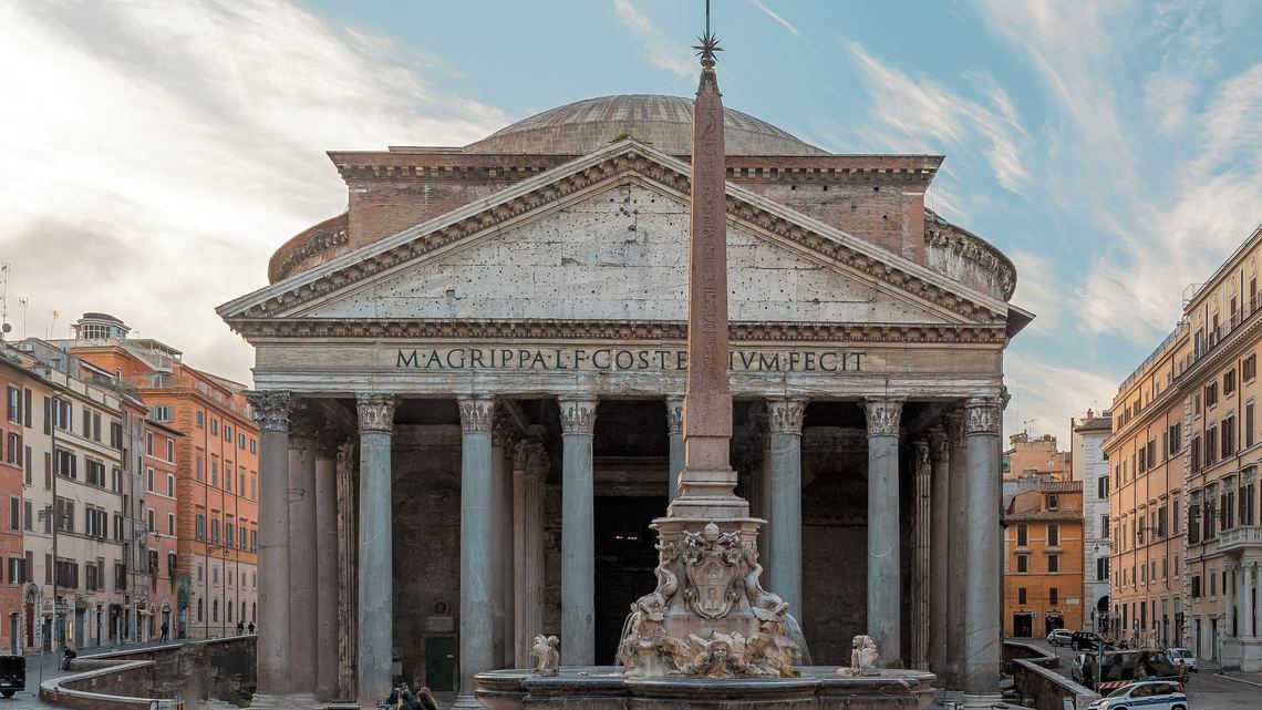 Il Pantheon nella luce del mattino: il pronao con le colonne, la fontana e l'obelisco davanti, la piazza selciata quasi vuota
