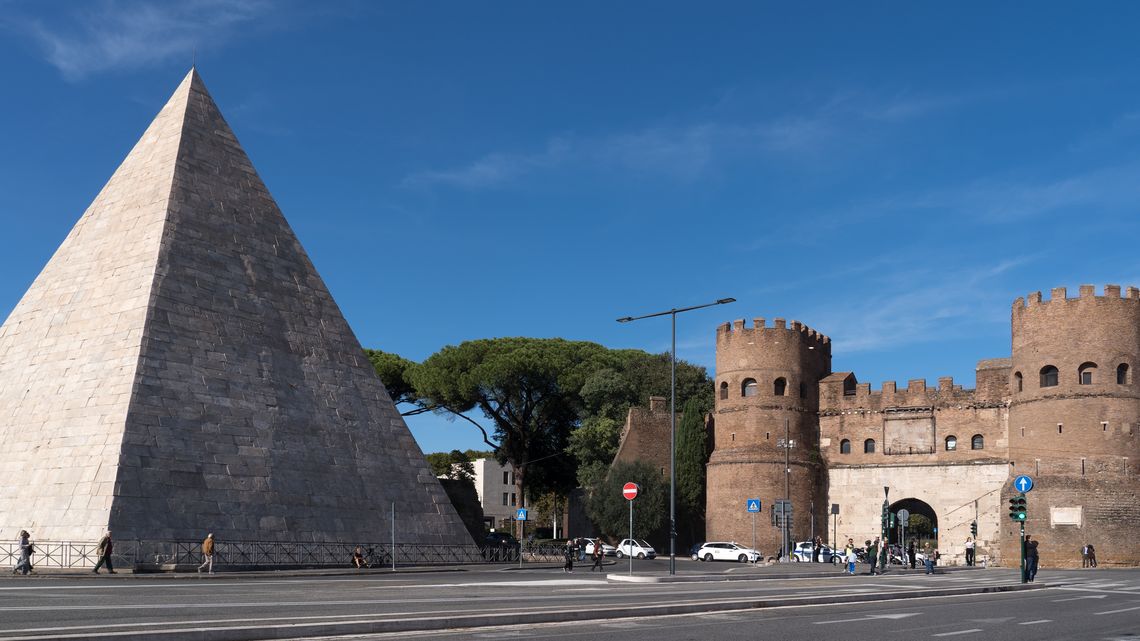 La Piramide Cestia e Porta San Paolo sotto un cielo sereno