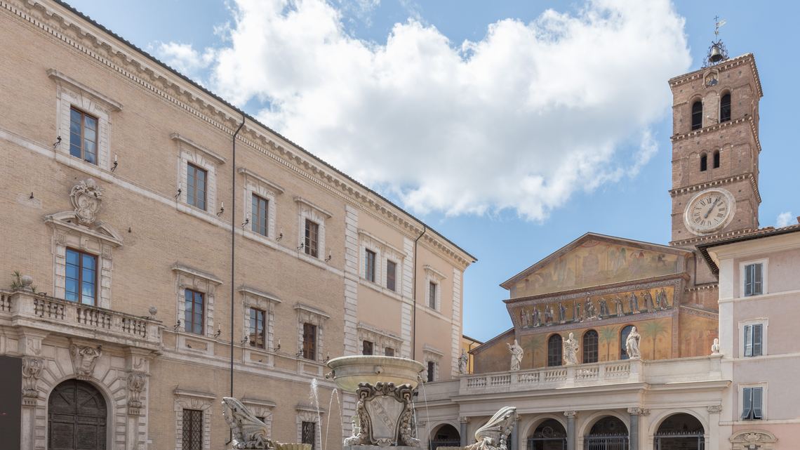 Piazza di Santa Maria in Trastevere, con la basilica e il campanile a destra